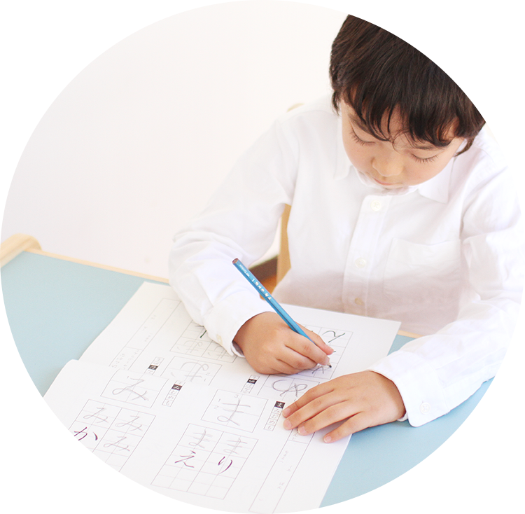kind(キント)デスク 使用イメージ 学習　ひのき シンプル　木製机