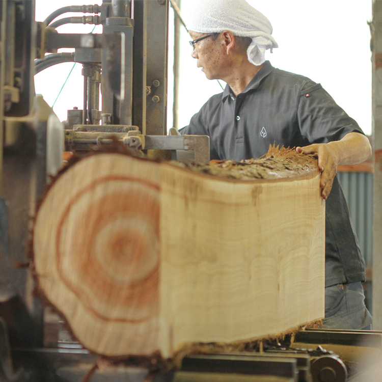 自社工場でベッドのために製材 ひのき ベッド　無垢　シンプル　木製