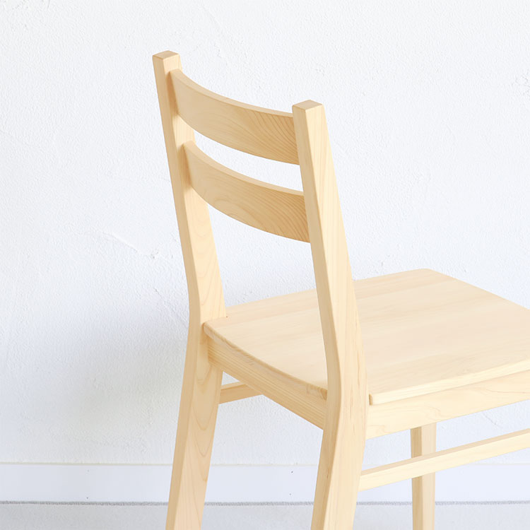 食事も作業もしやすい、背もたれの傾斜 Dチェア mina perhonen ひのき ダイニング 椅子 シンプル 木製