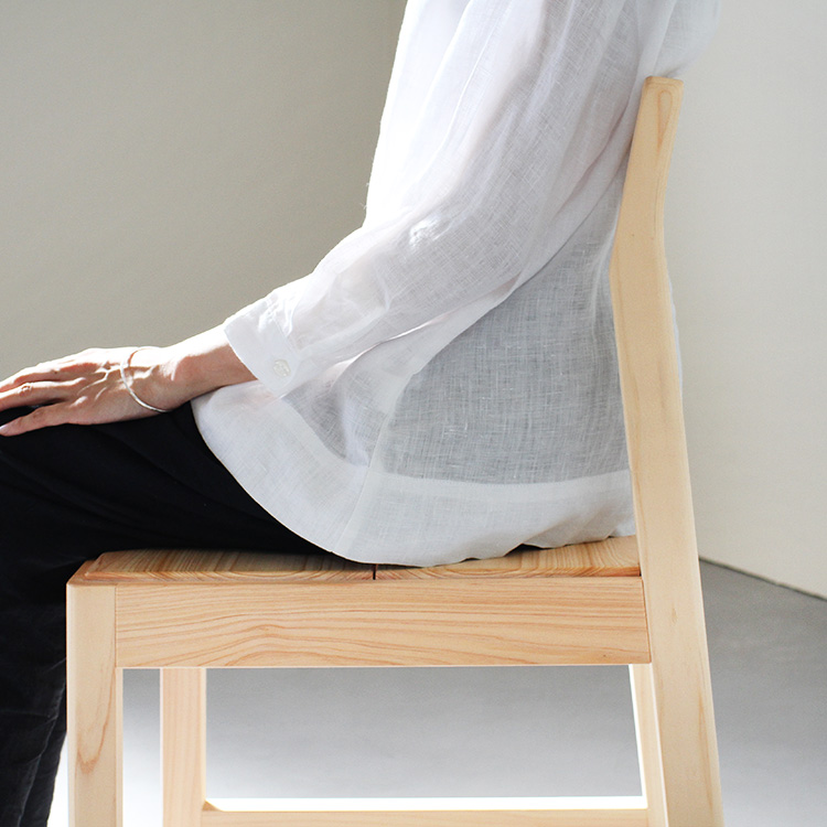長時間座っても快適腰をやさしくサポートする背もたれ Fチェア　椅子　ひのき