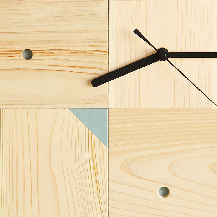 森と水をつなぐ色「キシルブルー」がデザインのアクセントに モザイクパネル clock sign ひのき 時計 シンプル 木製 壁掛け