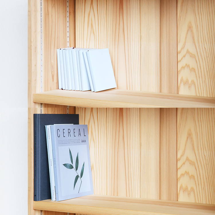 本棚としての使いやすい奥行き シェルフ C large 杉 本棚 シンプル 木製