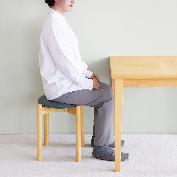 スタンダードサイズのスツール /img/products/stool_o_mina_25/ ダイニングチェア 椅子 リビング オーガニック シンプル ひのき 木製
