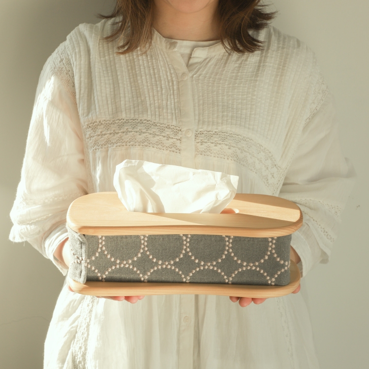 チェアの張り地の余り布を有効活用した年に数回の限定品 ティッシュカバー kaku ひのき mina perhonen ミナペルホネン シンプル 木製