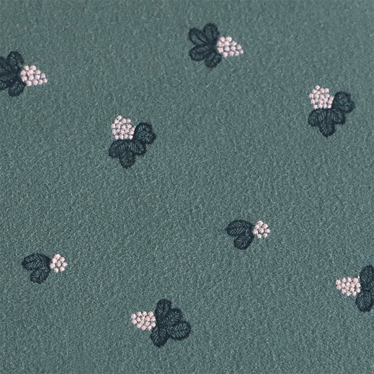 空から森へ降りてくる 光を映すような、繊細な刺繍 25’限定色 ティッシュカバー kaku ひのき mina perhonen ミナペルホネン シンプル 木製