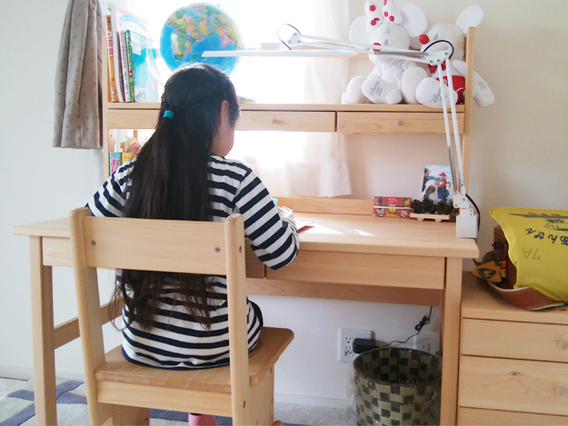 2階の子ども部屋に設置。机に向かう姿が大人に見えます