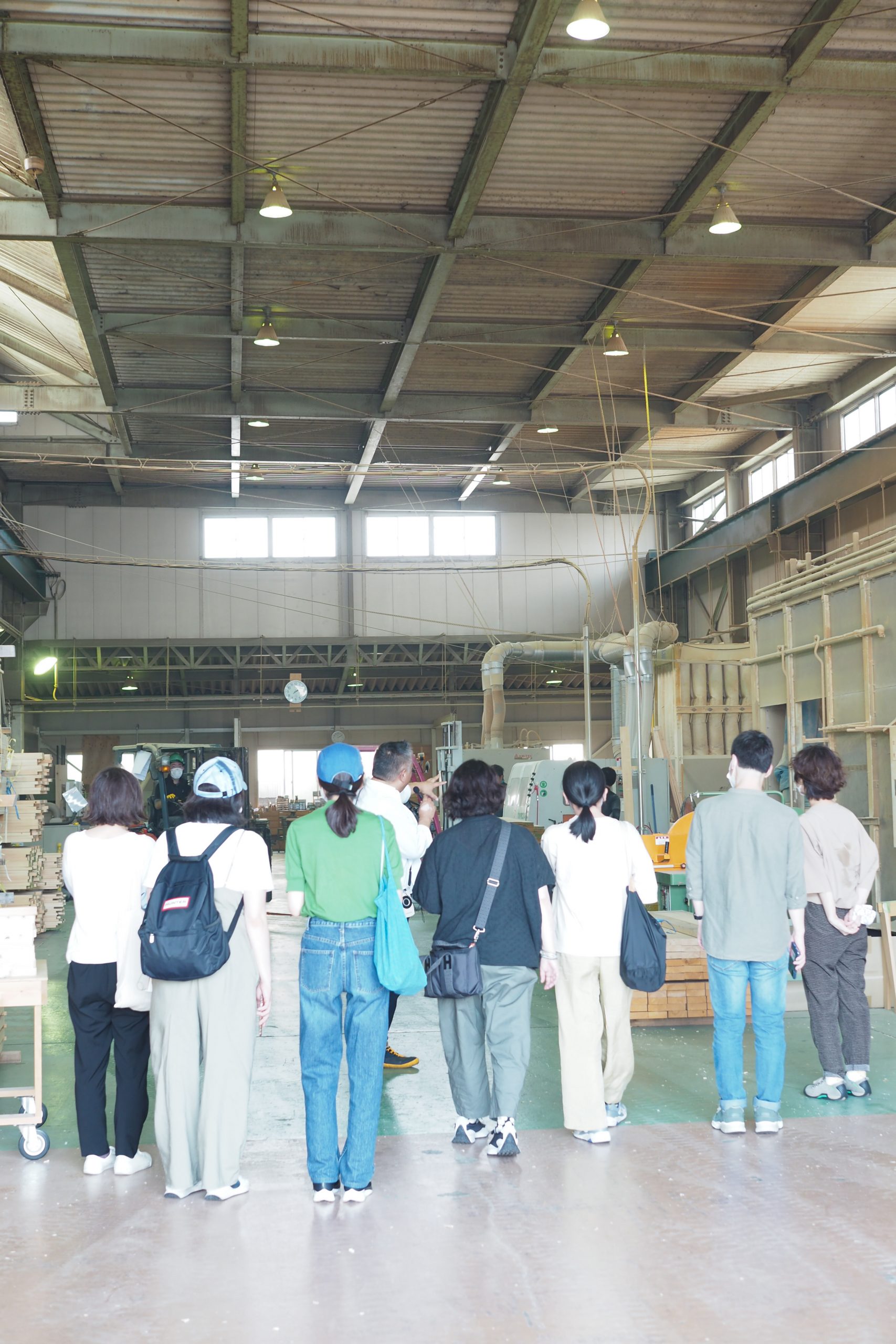 東工場で製材し乾燥を終えた板材は、主に加工を担う南工場へ運ばれていきます